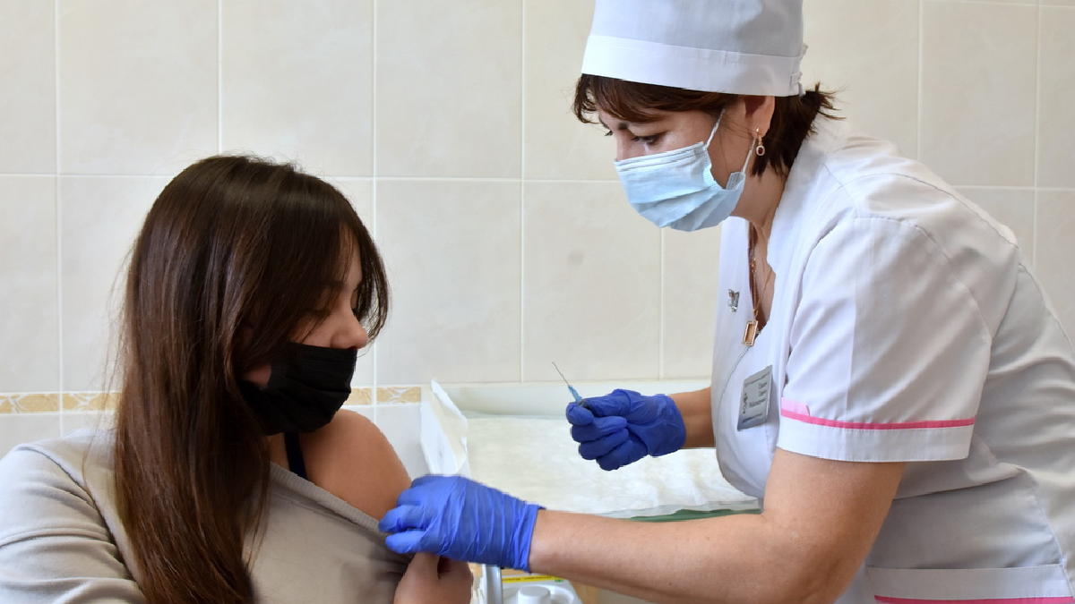 Оккупанты в Крыму начали «вакцинировать» подростков: прививки сделали почти 300 молодых крымчан